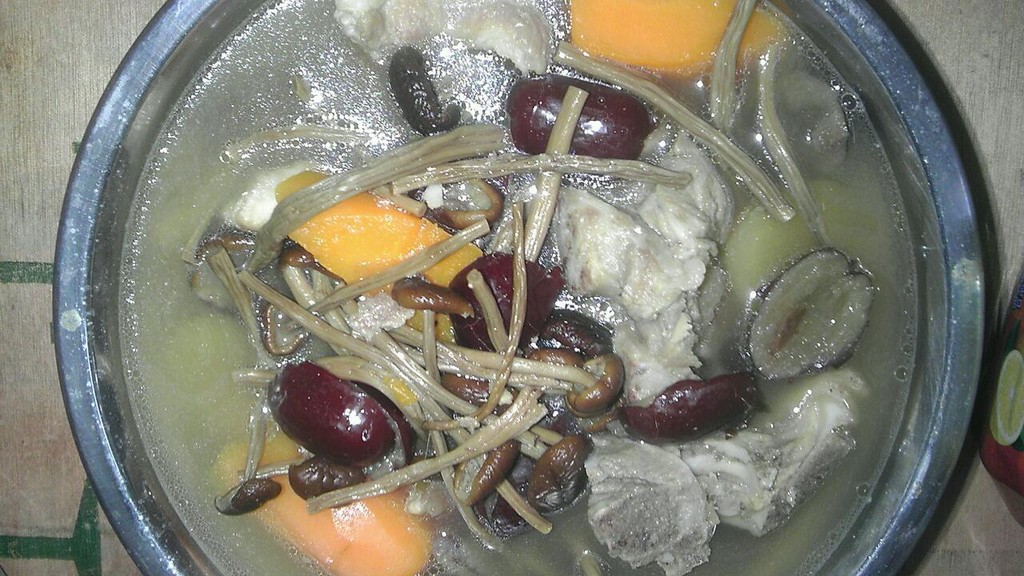 茶树菇煲猪骨头汤
