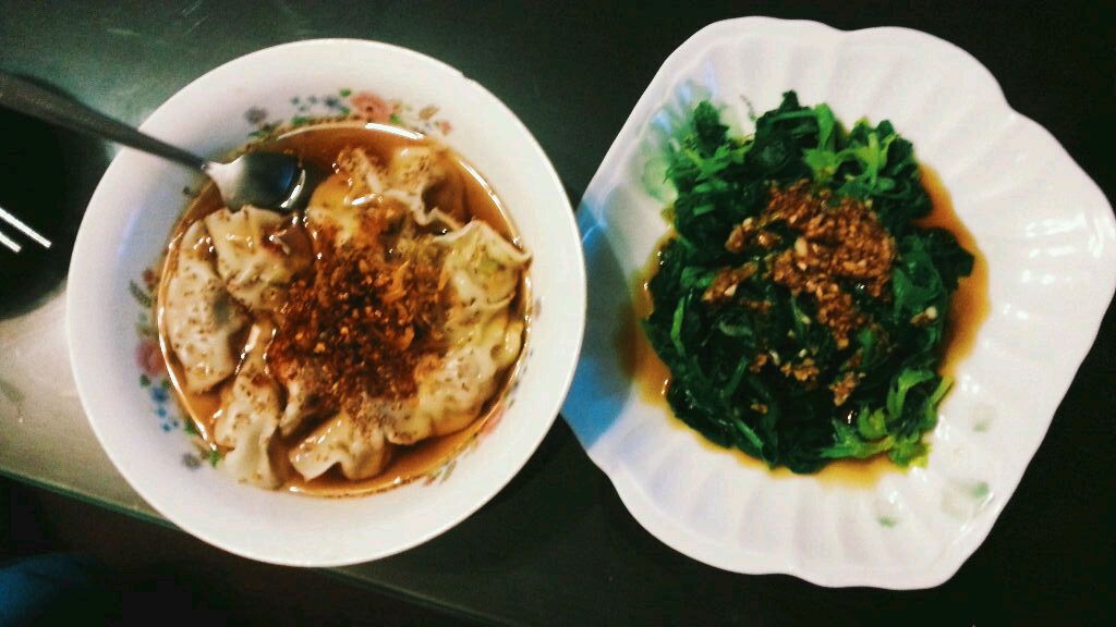 芹菜两吃:芹菜虾仁酸汤水饺，蒜泥芹菜叶