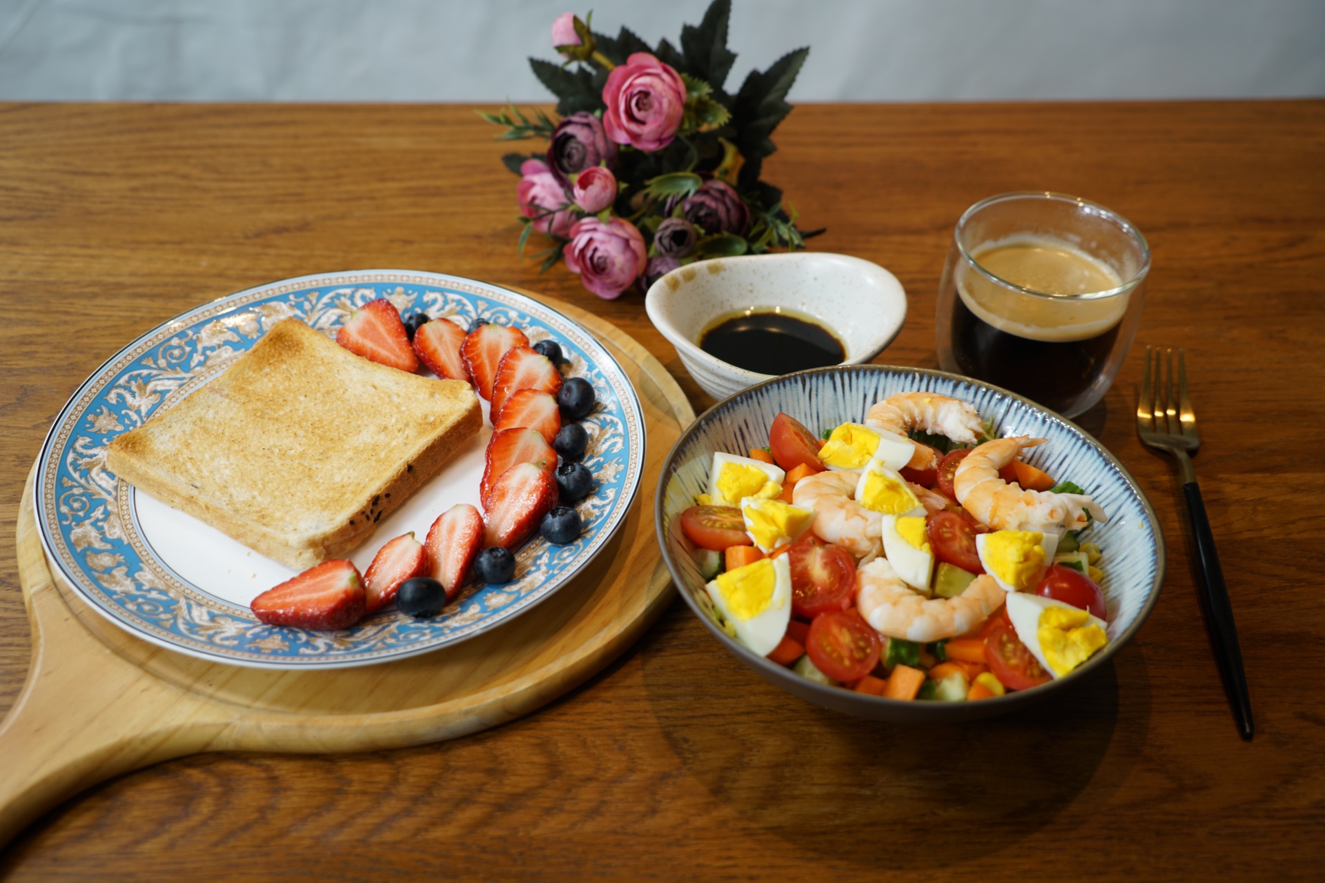 精致早餐360式:玉米虾仁沙拉配黑咖啡