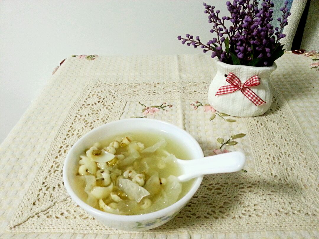 梅雨季节祛湿宝贝:银耳薏米百合绿豆粥