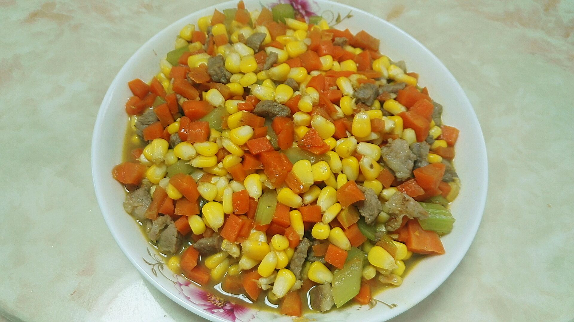 妈妈私房菜——胡萝卜玉米炒肉丁