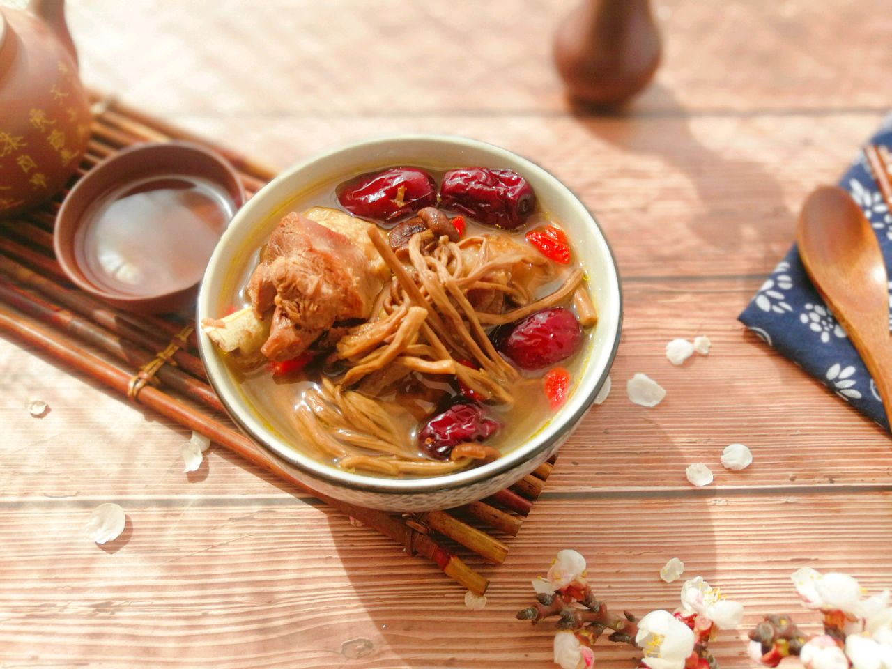 茶树菇红枣枸杞煲鸡汤
