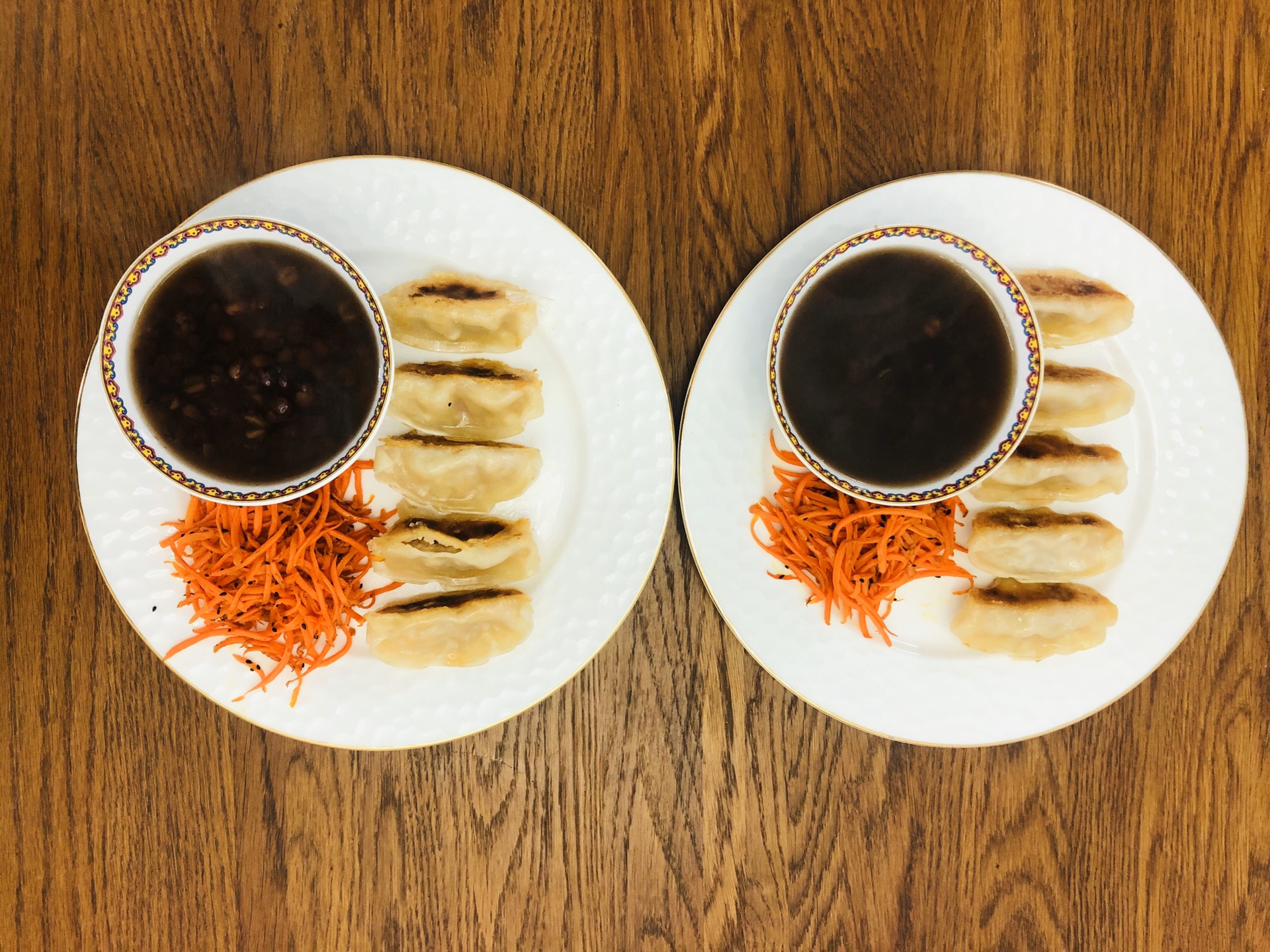 简单易操作的中式早餐：猪肉玉米锅贴+红豆粥