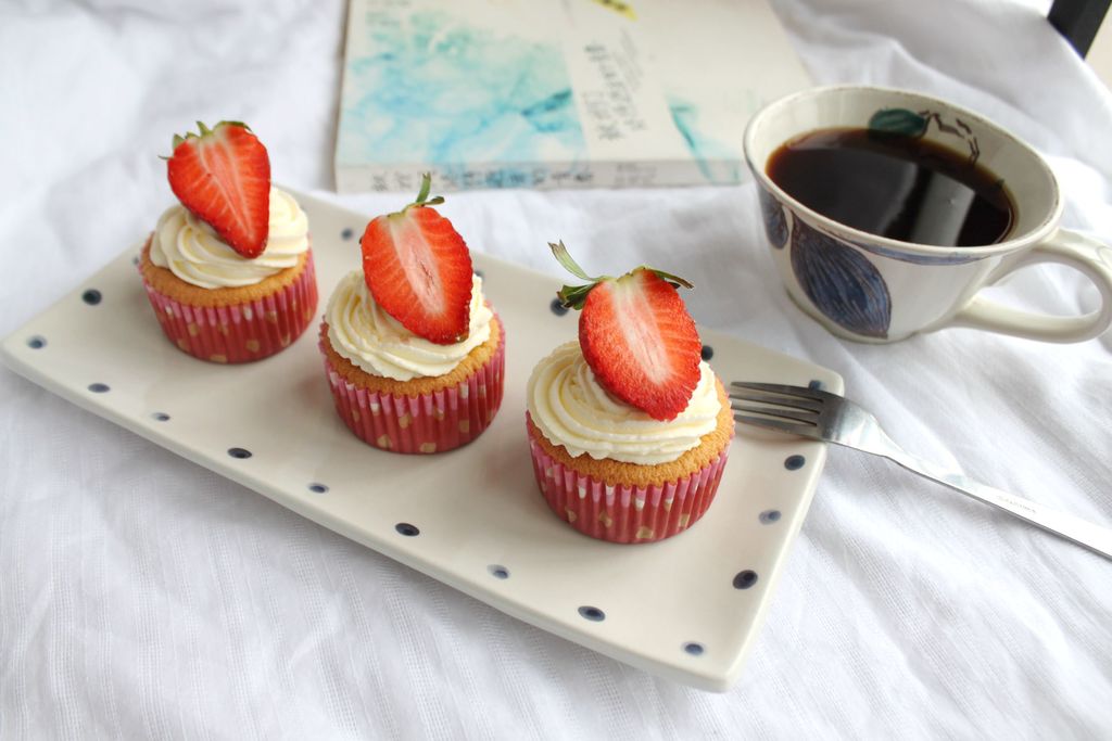草莓奶油纸杯蛋糕
