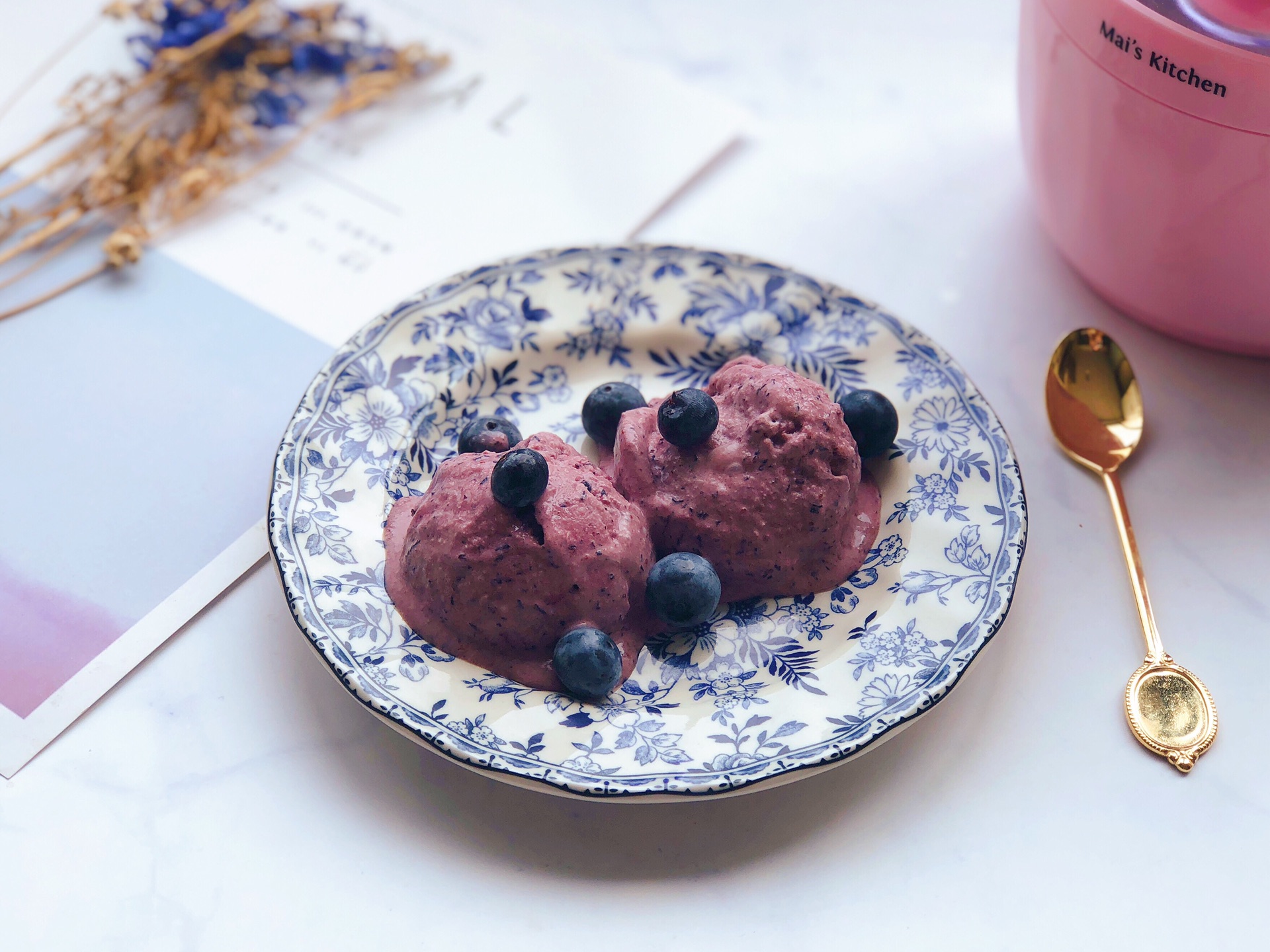 冰激凌机制作蓝莓酸奶冰激凌