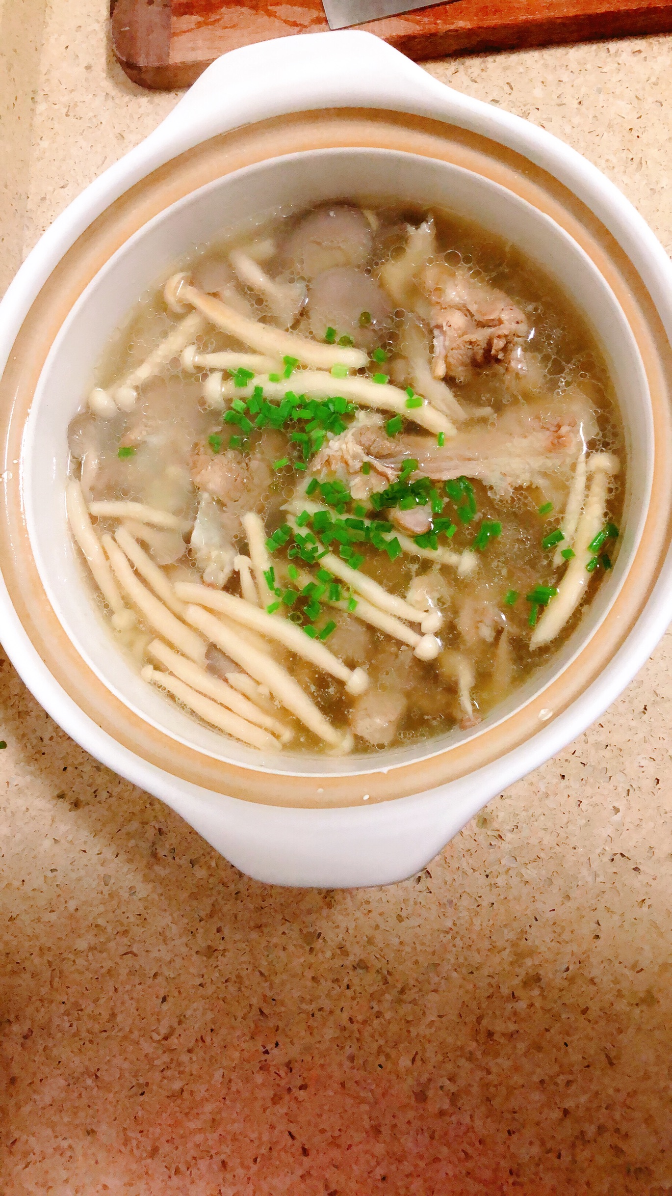 猪棒骨菌菇汤