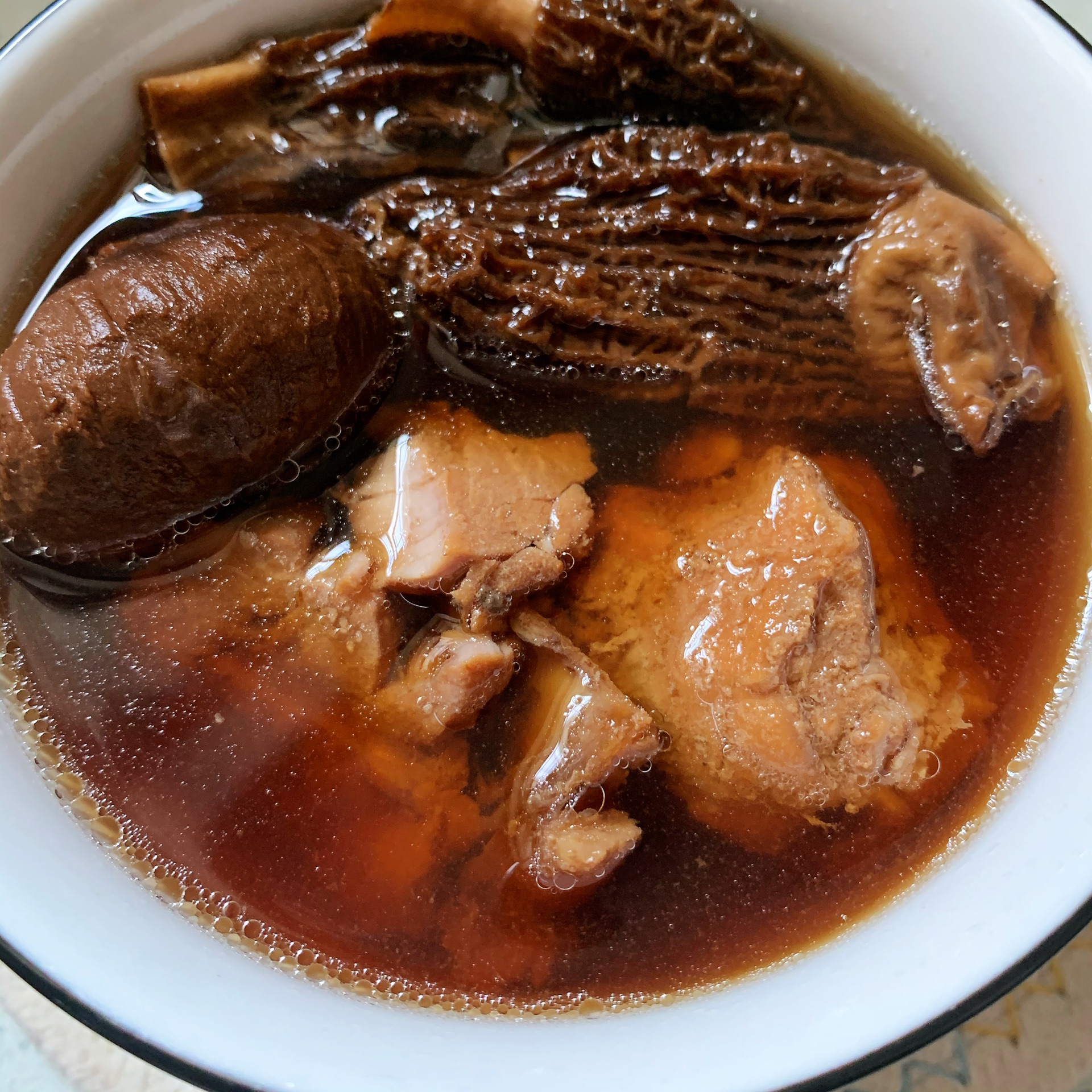 黑蒜羊肚菌炖猪骨汤