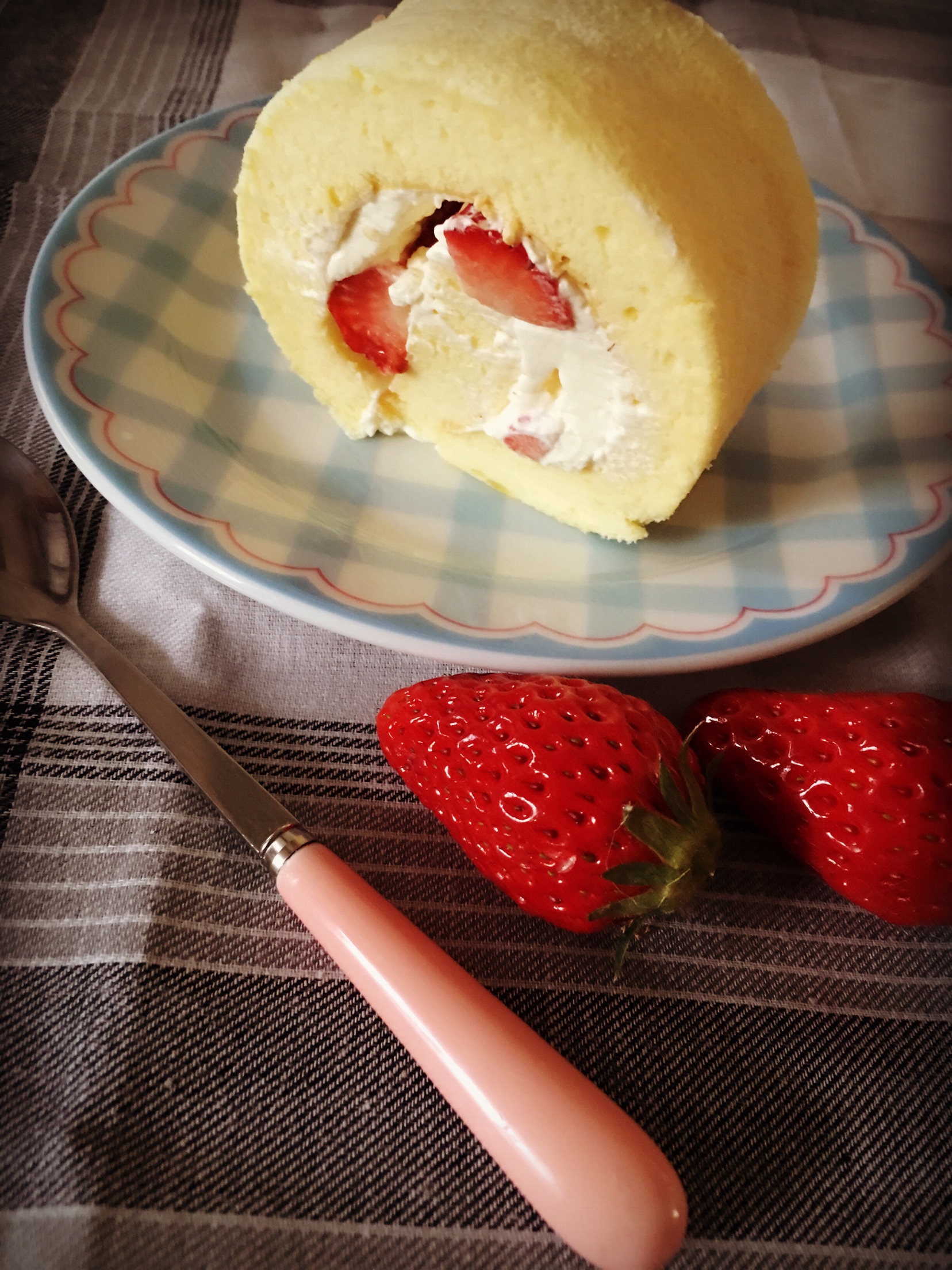 鲜奶草莓蛋糕卷