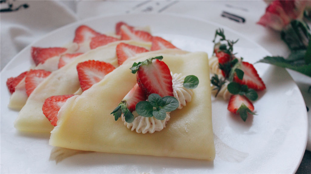 桌饭 | 草莓可丽饼，用爱情的味道，说早安。