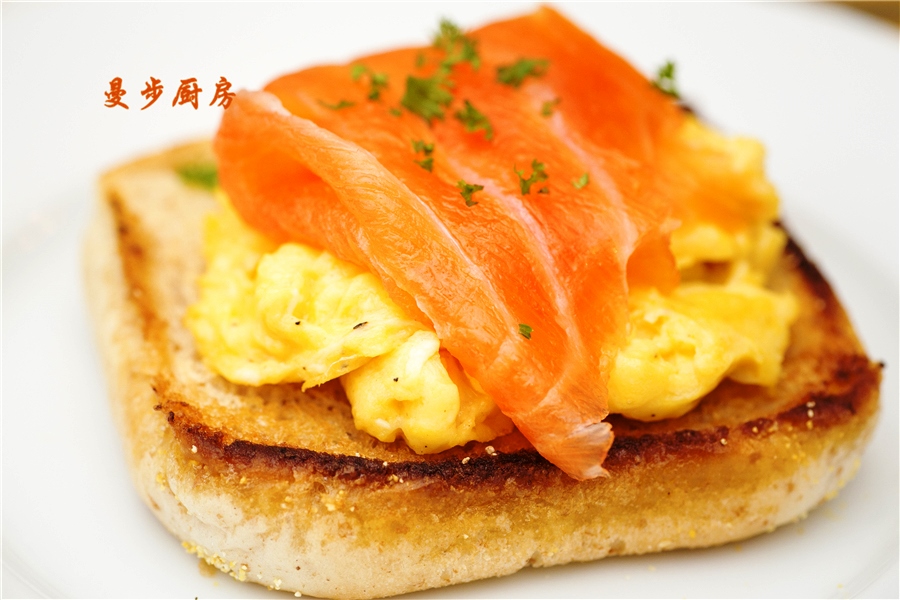 曼步厨房 - 快手早餐 - 烟熏三文鱼鸡蛋三明治