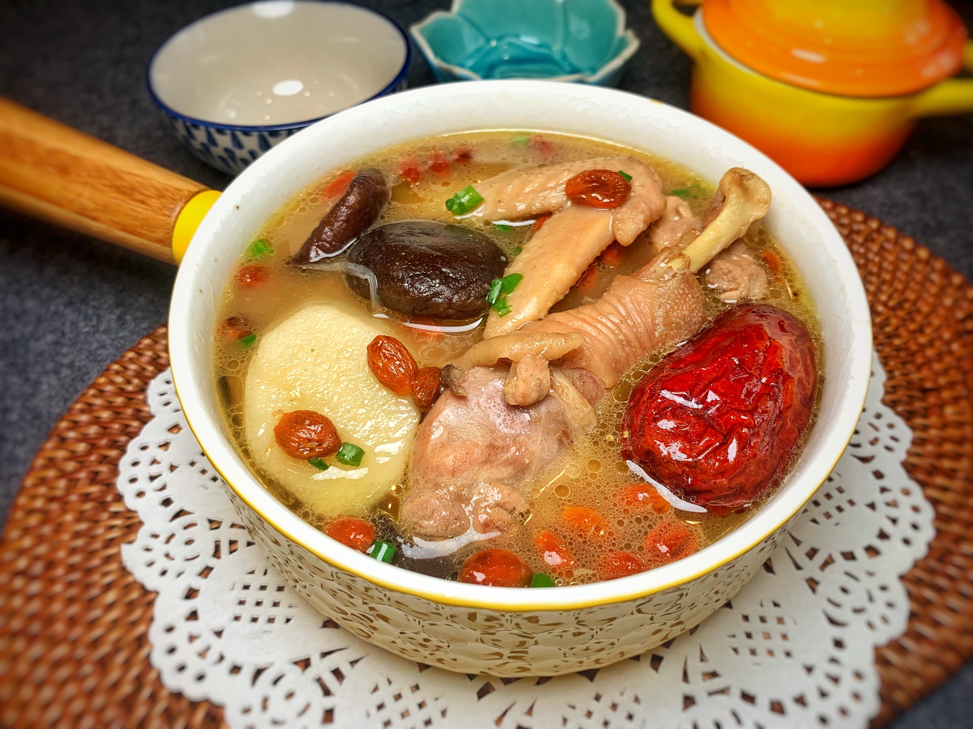 红枣山药煨鸡汤