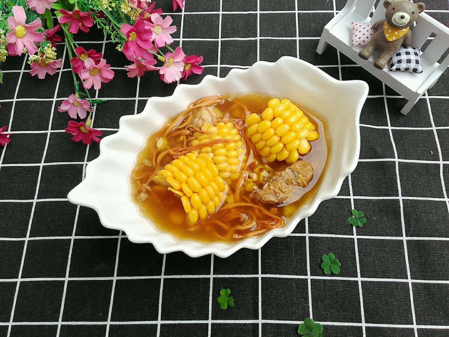 虫草花芡实玉米排骨汤