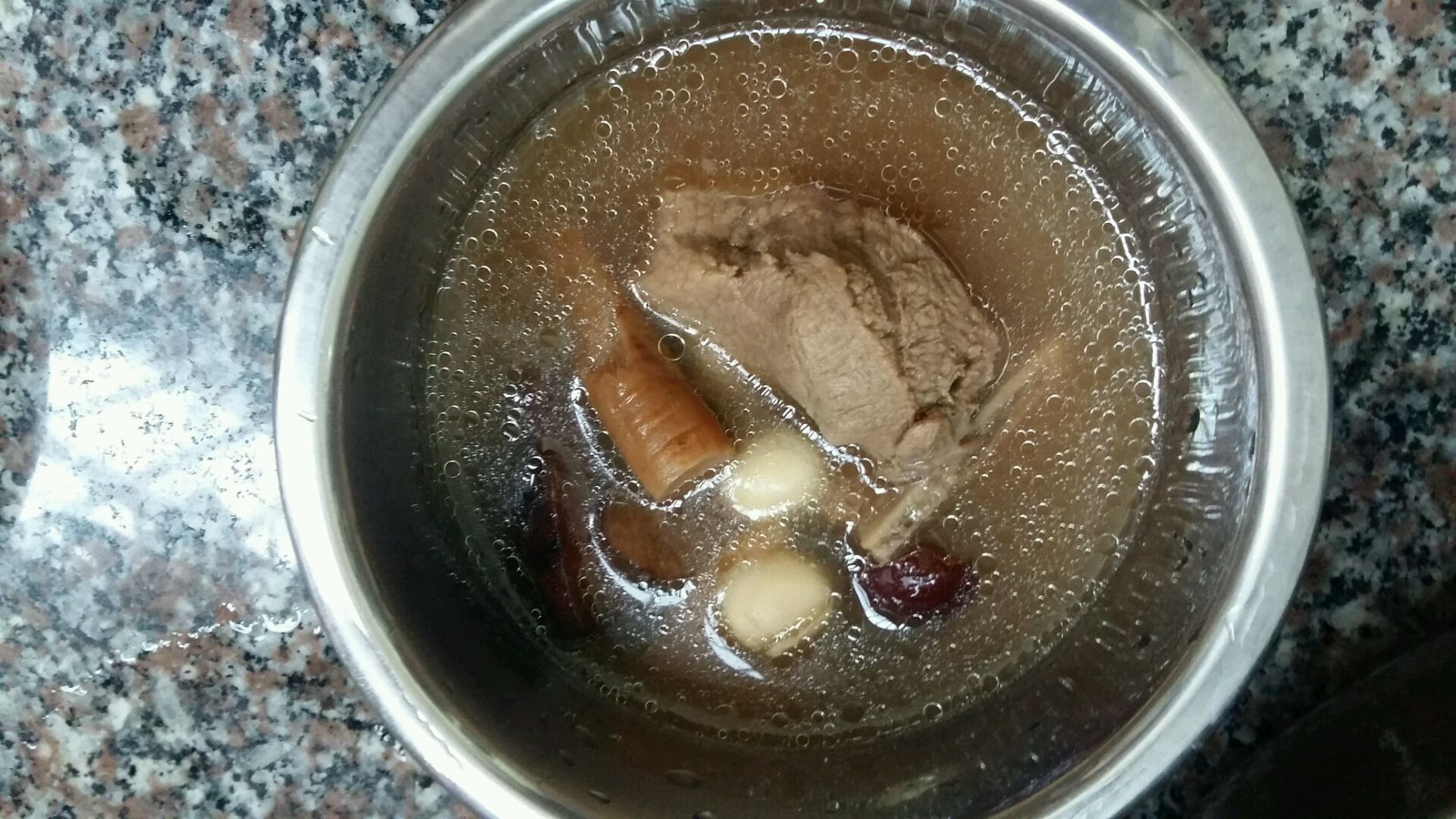 土茯苓莲子猪骨汤