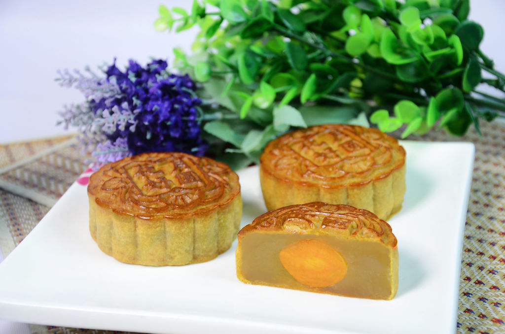 【中秋少不得，传统的蛋黄莲蓉月饼】这种月饼，最能代表中秋节！