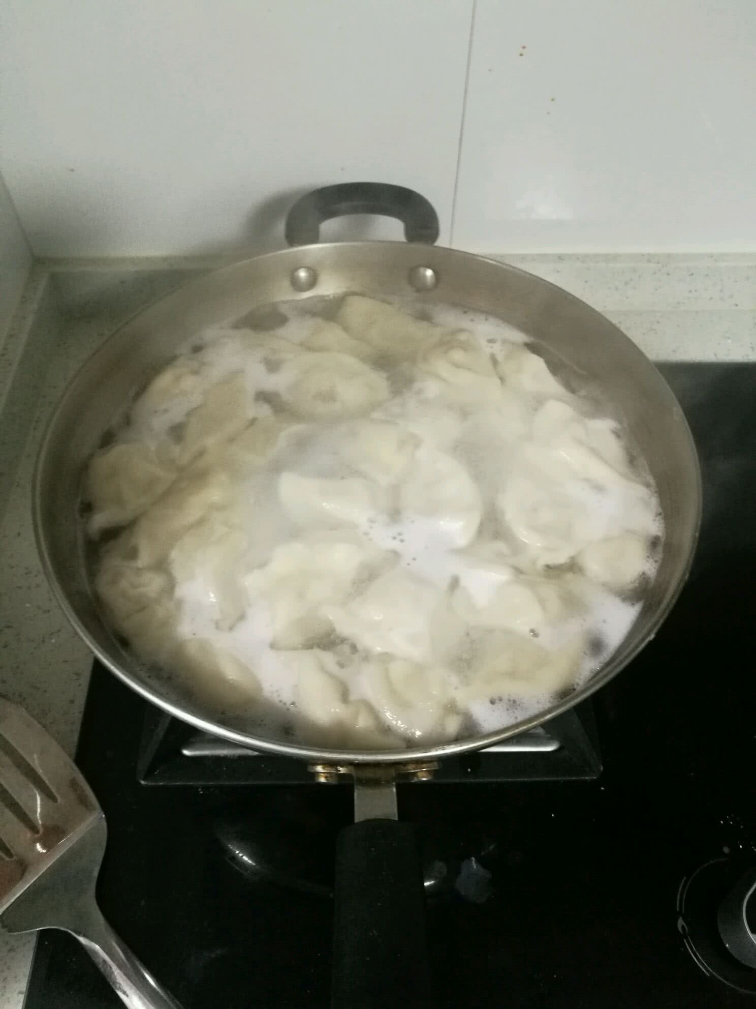 煮速冻饺子