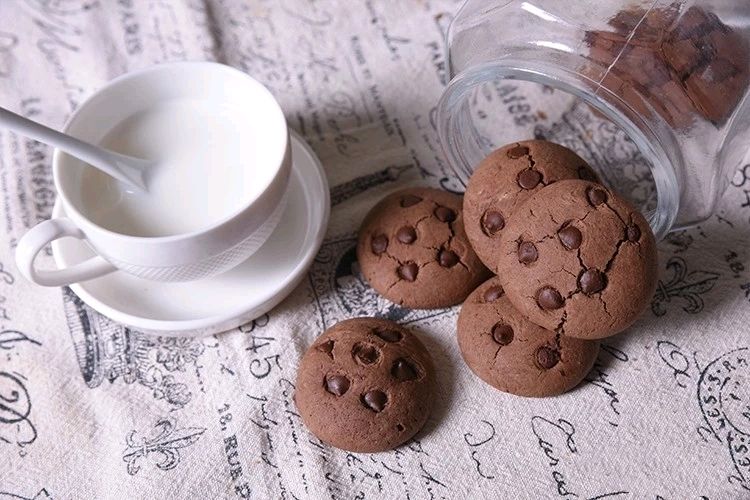 集酥松的奶油和香醇的巧克力于一身，它就是巧趣多饼干