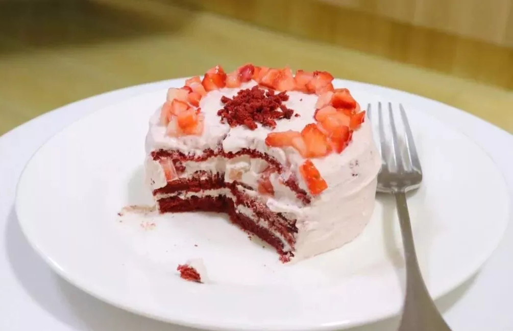红丝绒草莓蛋糕，吃的是气质！