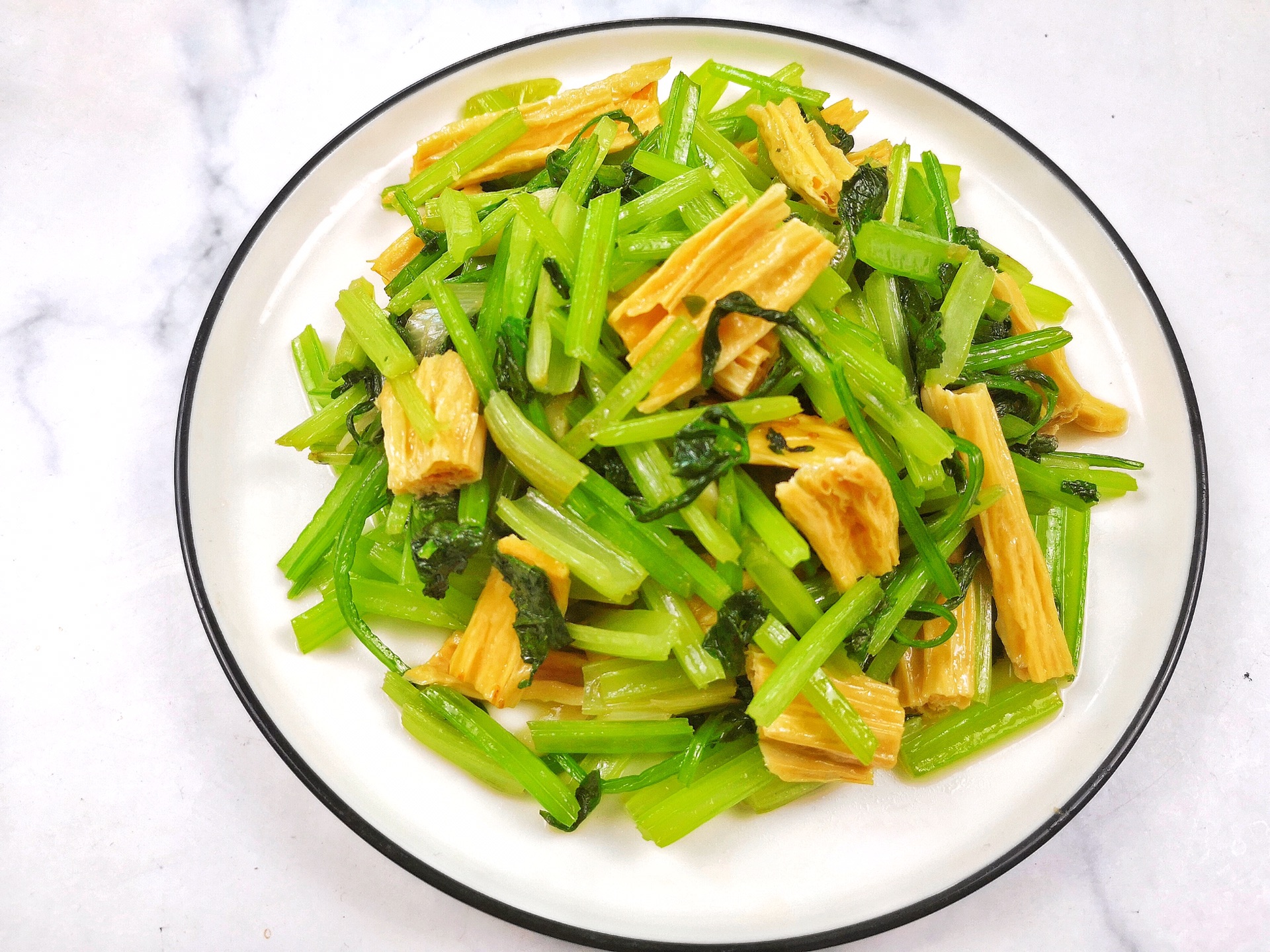 西芹炒腐竹，营养又低脂