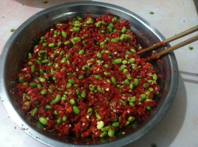 红椒腌毛豆