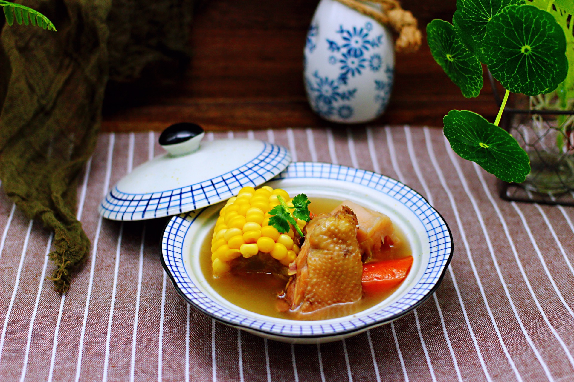 土鸡炖玉米藕汤