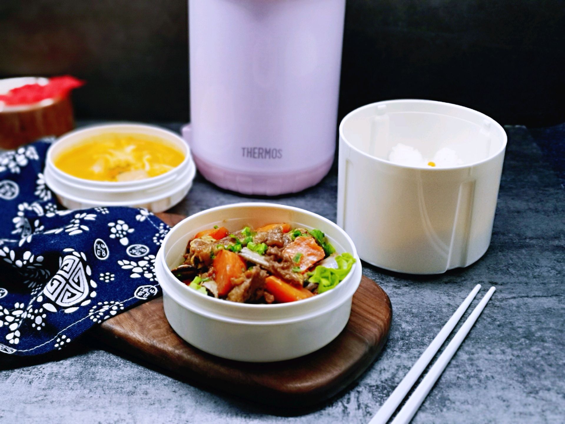 胡萝卜焖羊排+卡通米饭＋番茄金针菇冬瓜汤
