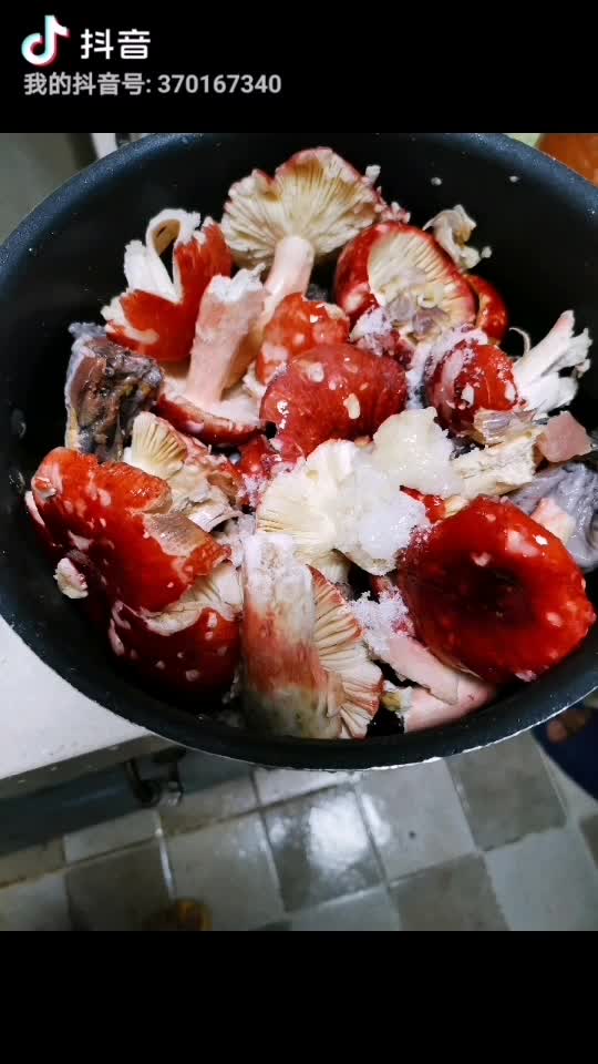 大红菌煮鸡