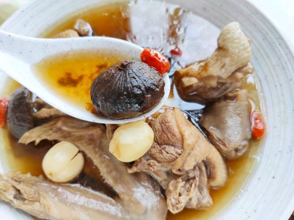 黑蒜莲子薏米老鸭汤