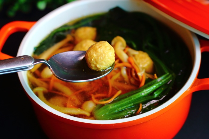 蔬菜菌菇丸子汤