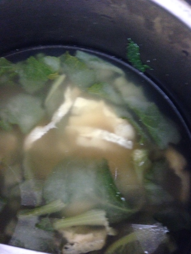 新鮮的小白菜油豆皮味噌湯