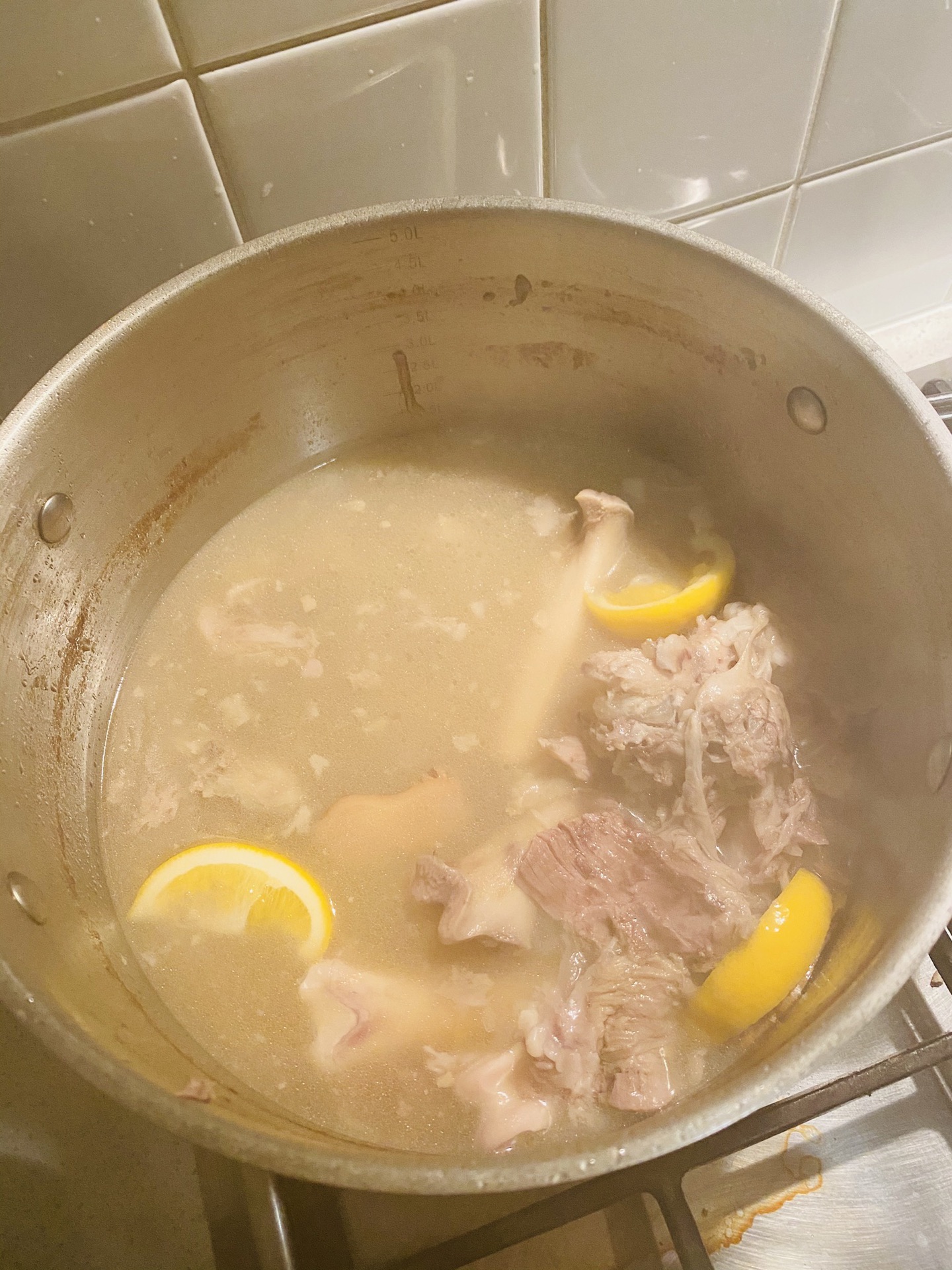 一锅白白浓稠的羊肉汤如何熬制