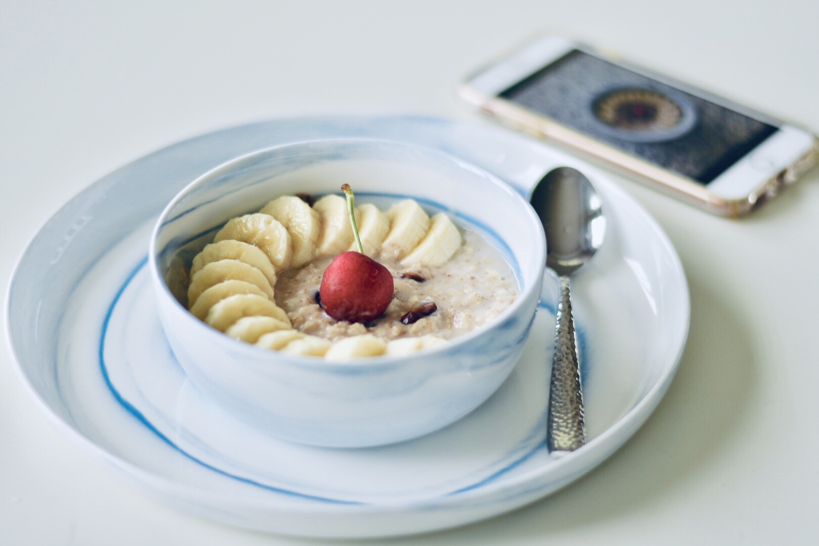 一只碗的早餐: 香蕉莓干燕麦粥