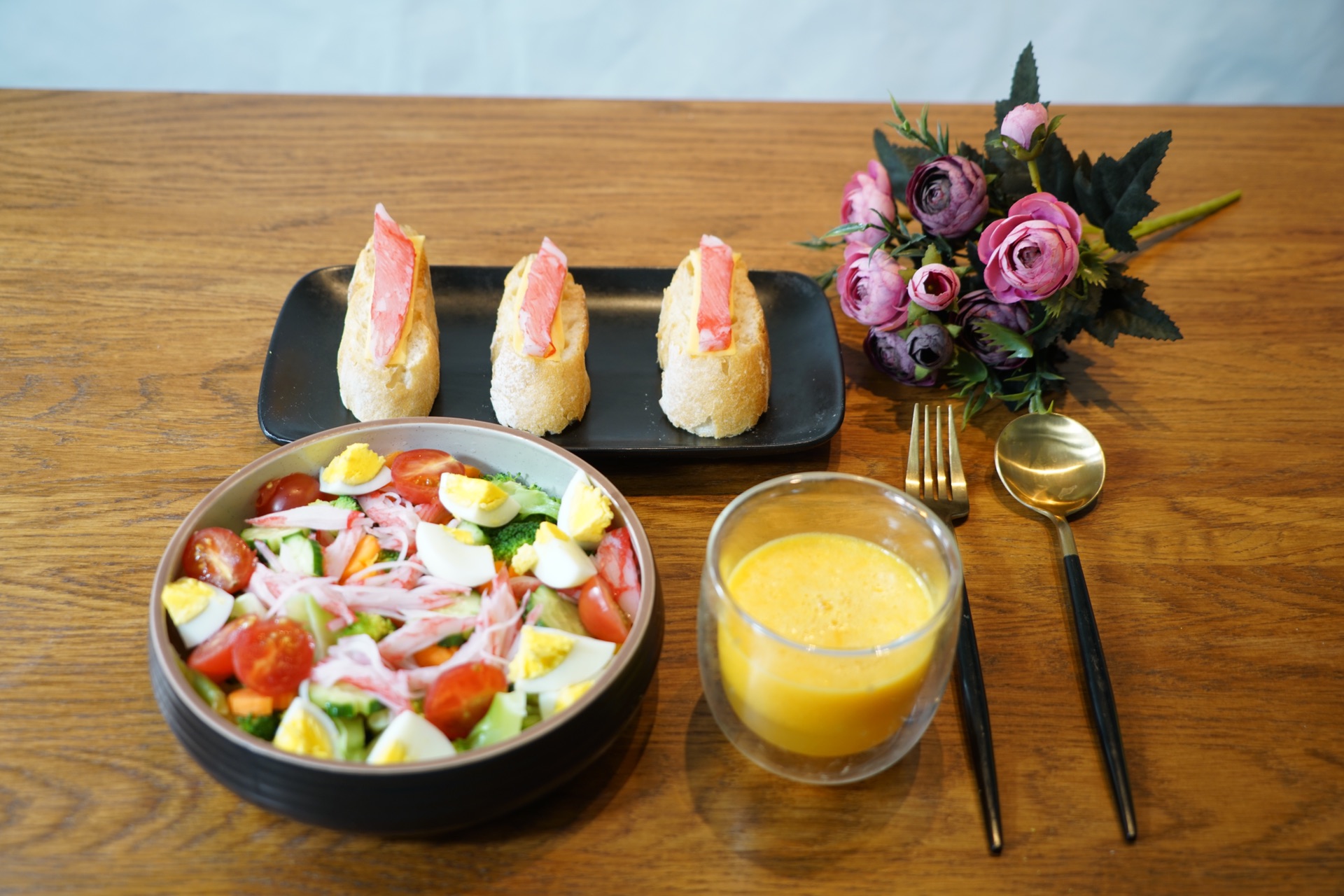 精致早餐360式:西兰花蟹肉沙拉配法棍面包