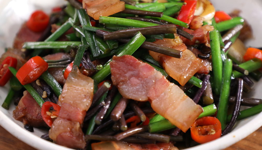 韭薹蕨菜炒腊肉，时鲜的蕨菜，这样炒风味赞！