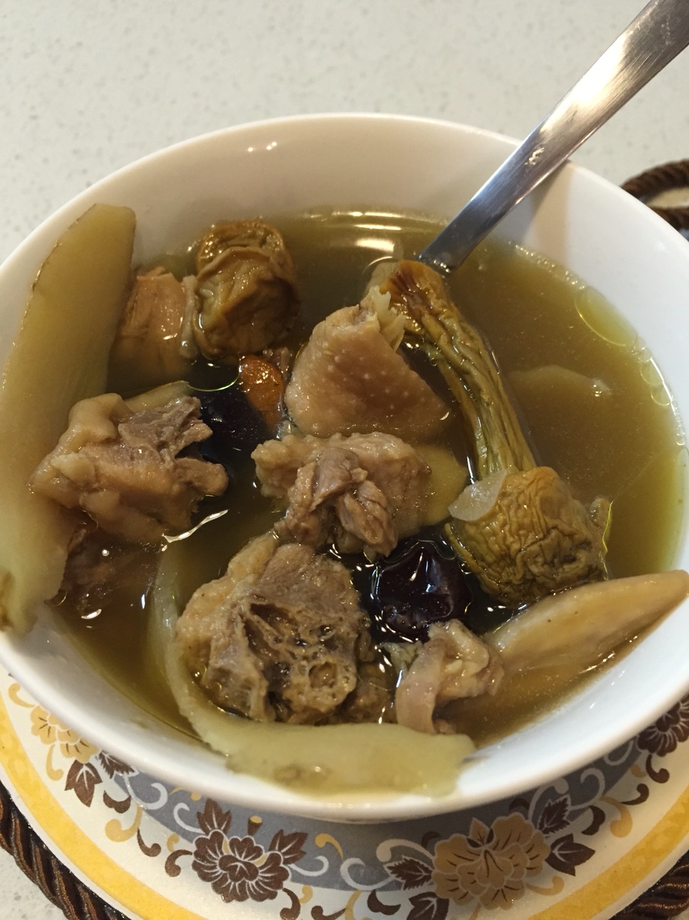 姬松茸红枣炖土鸡汤