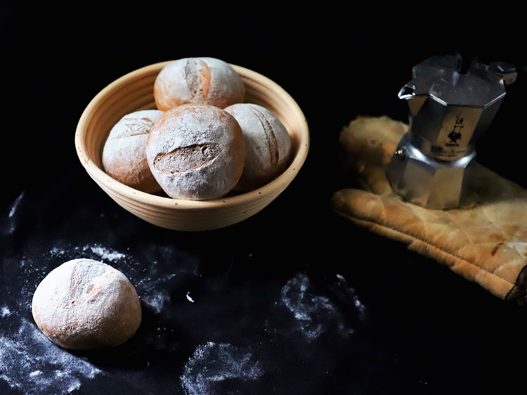 健身减脂必备：最单纯的黑麦小面包，如法棍健康，比泡面简单