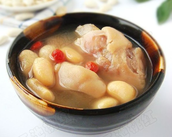 冬季暖胃又美容的汤——芸豆猪手汤  