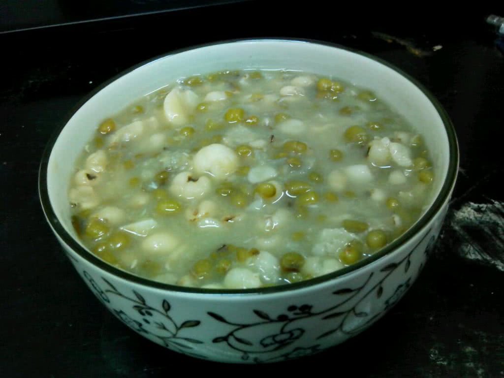 养肝排毒绿豆莲子薏米粥