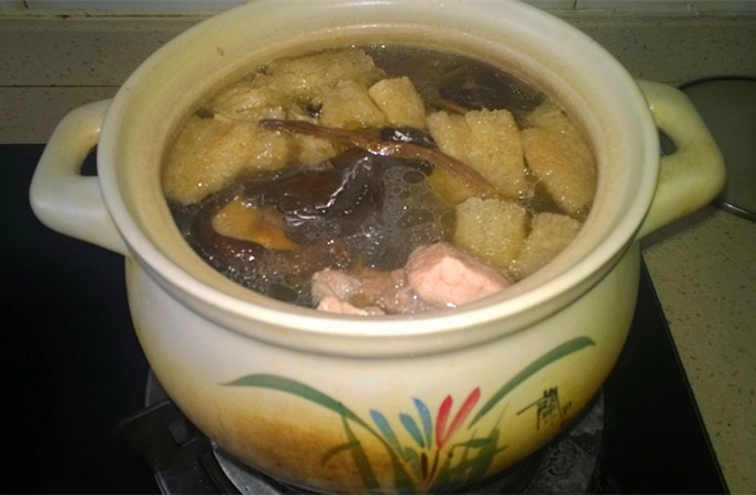 筒骨菌菇汤
