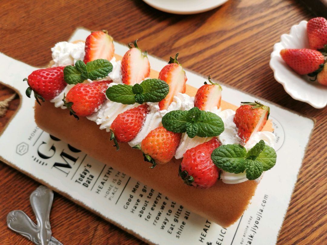 春天的颜色，草莓蛋糕卷