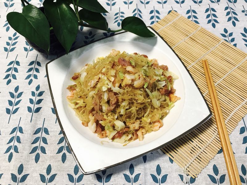 炒粉丝—鲜虾火腿圆白菜