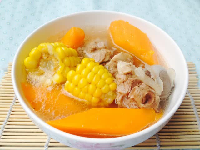 广东靓汤--玉米红萝卜猪骨汤