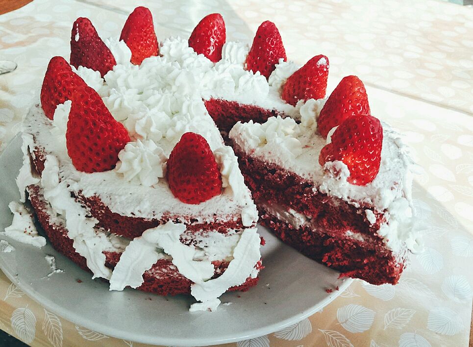 红丝绒草莓蛋糕