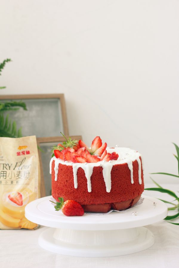 草莓酸奶红丝绒蛋糕