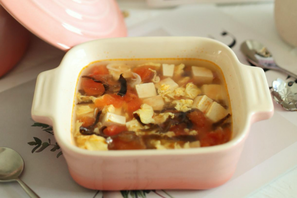 秋季宝宝暖胃补钙汤：番茄木耳豆腐汤