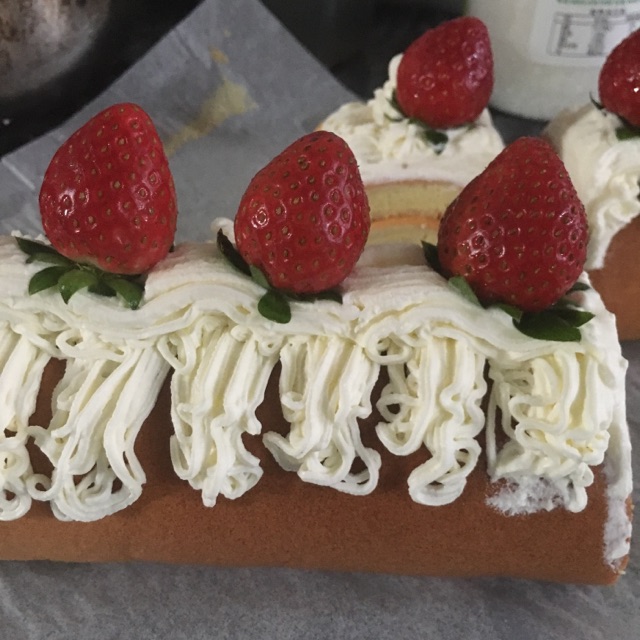 奶油草莓蛋糕卷