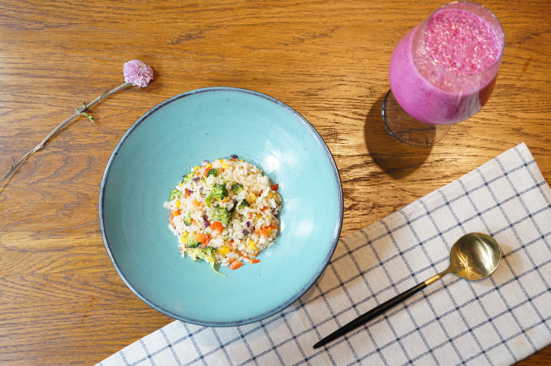精致早餐：奶油蔬菜烩饭配火龙果养颜汁