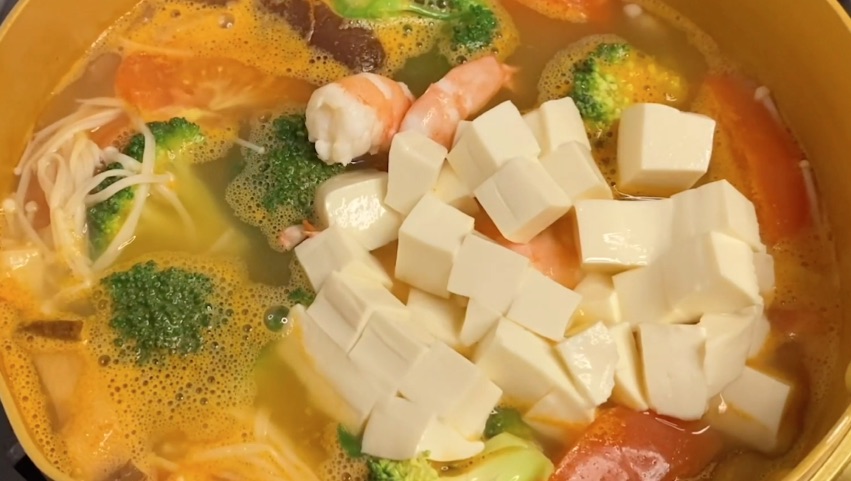 暖冬必备的【鲜虾豆腐蔬菜汤】，配上米饭或面条连锅端！