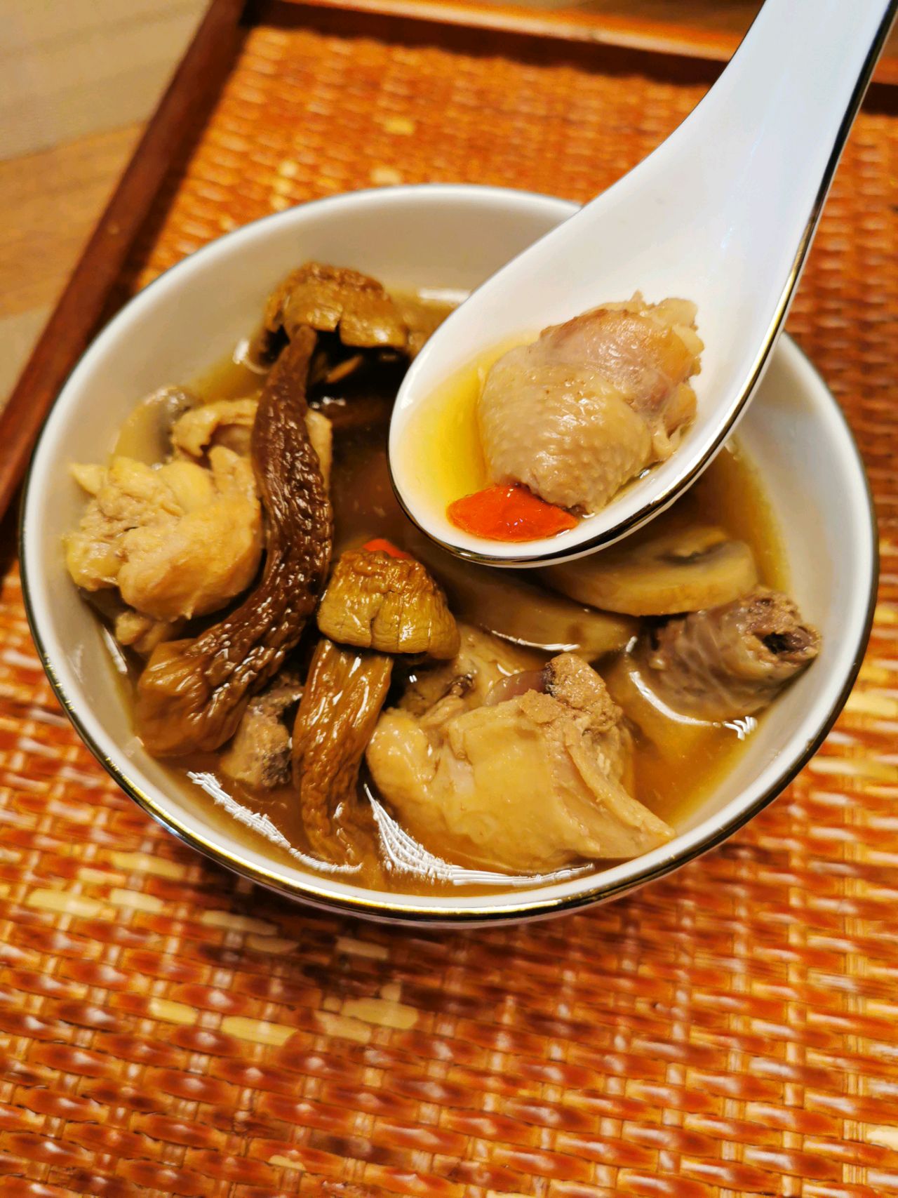 姬松茸口蘑鸡汤-一口寻鲜