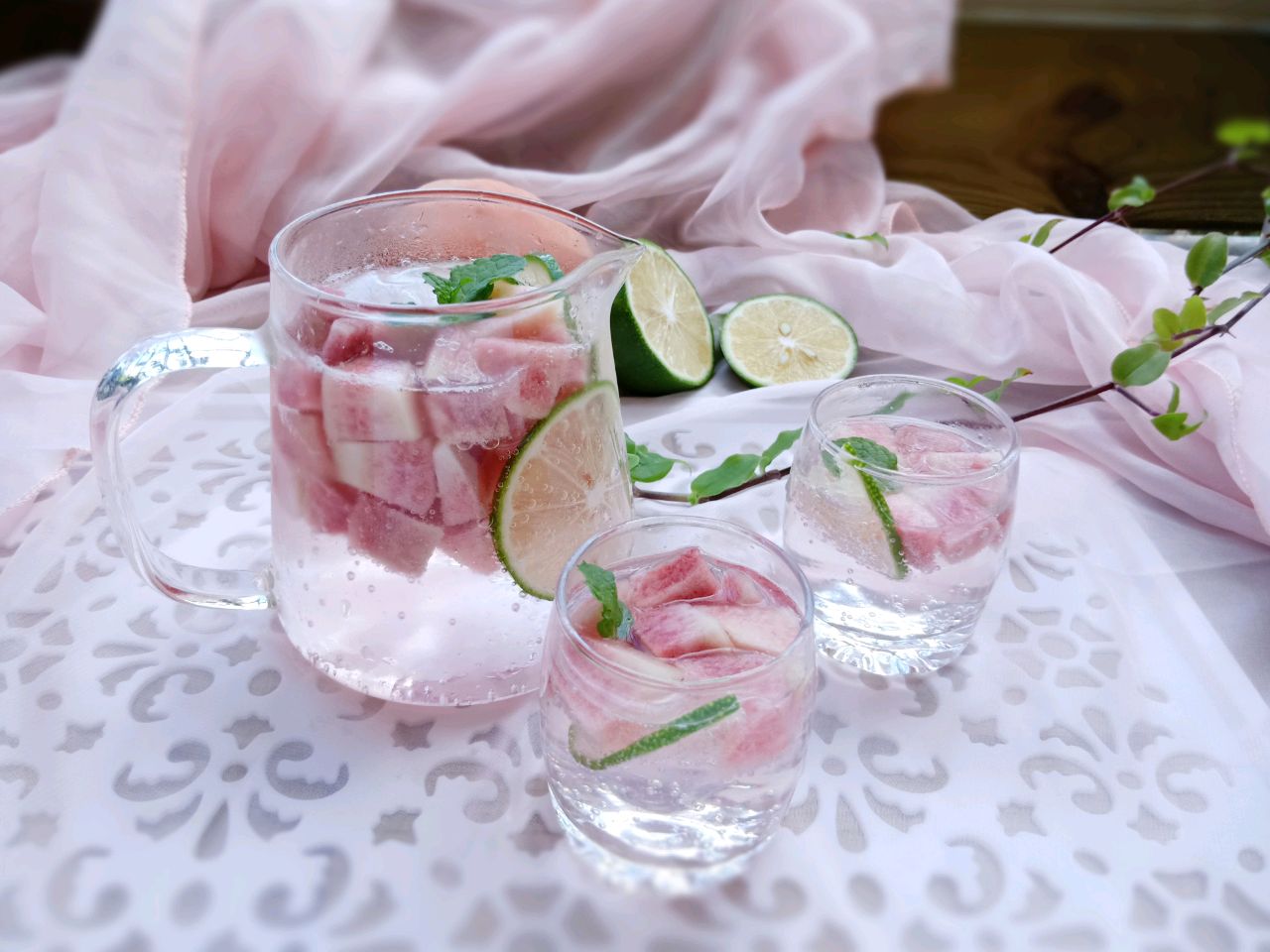 粉红色的夏日冰饮：蜜桃味