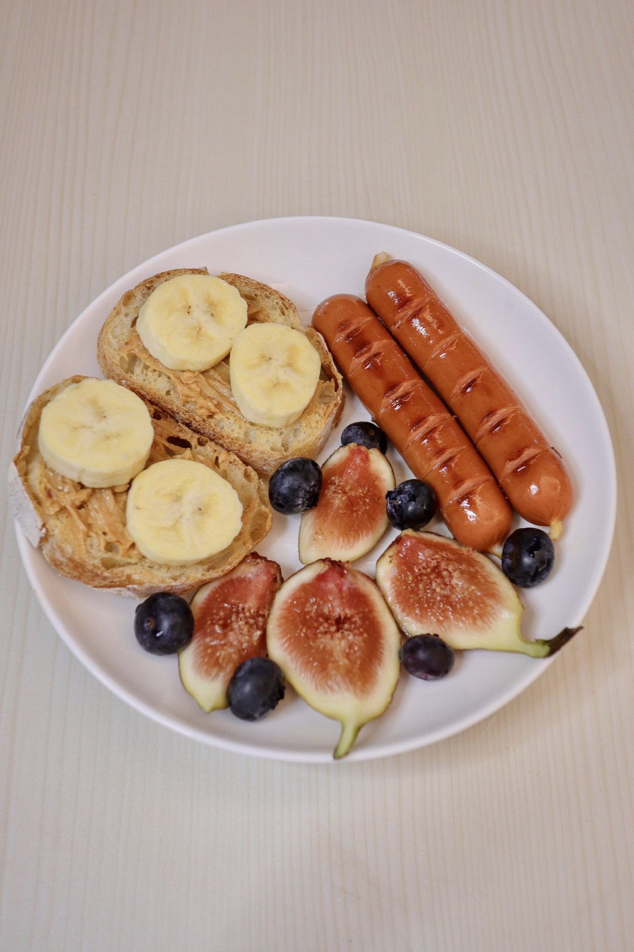 香蕉花生酱开放式法棍早午餐